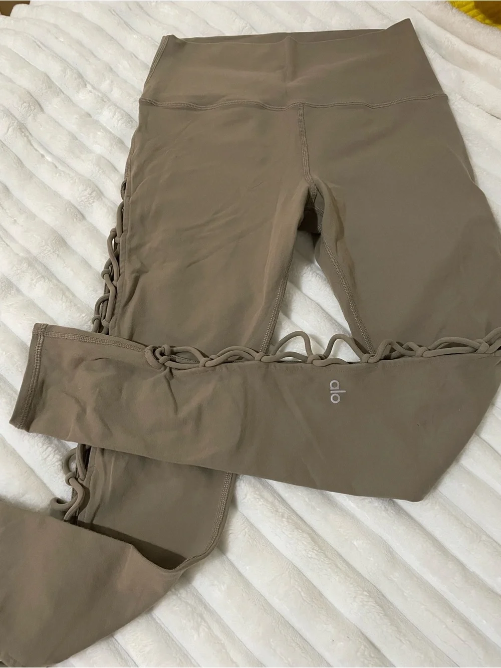 ALO Yoga High-Waist Lattice-Side Leggings - Taupe